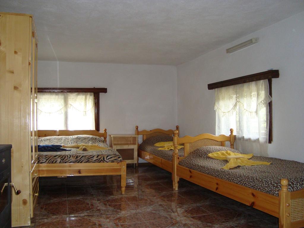Kuma Lissa Guest House Kozhari Habitación foto