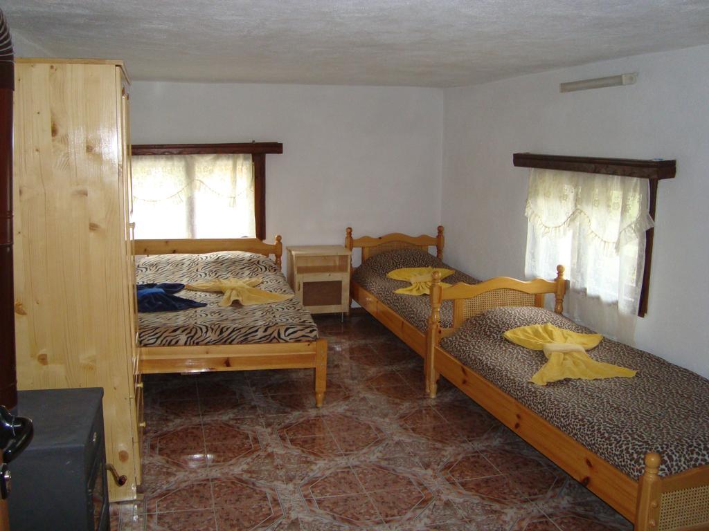 Kuma Lissa Guest House Kozhari Habitación foto